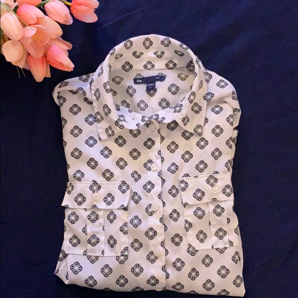 ❗️SALE❗️Gap button up blouse, size Small
